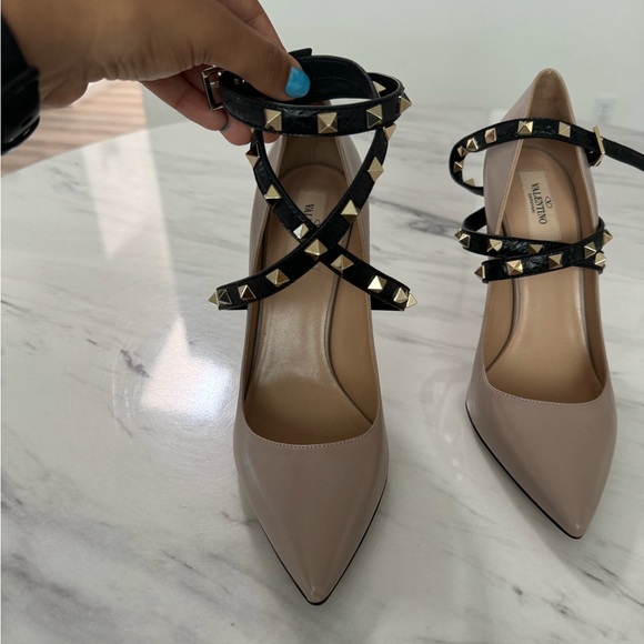 Valentino Garavani beige heel w/ black rock, stud straps - Picture 2 of 5